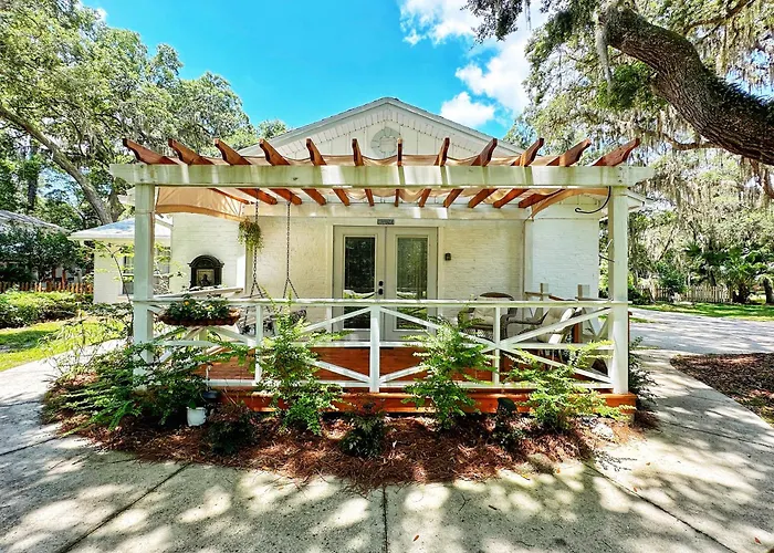 Adorable French Cottage Style - 1 Bedroom.