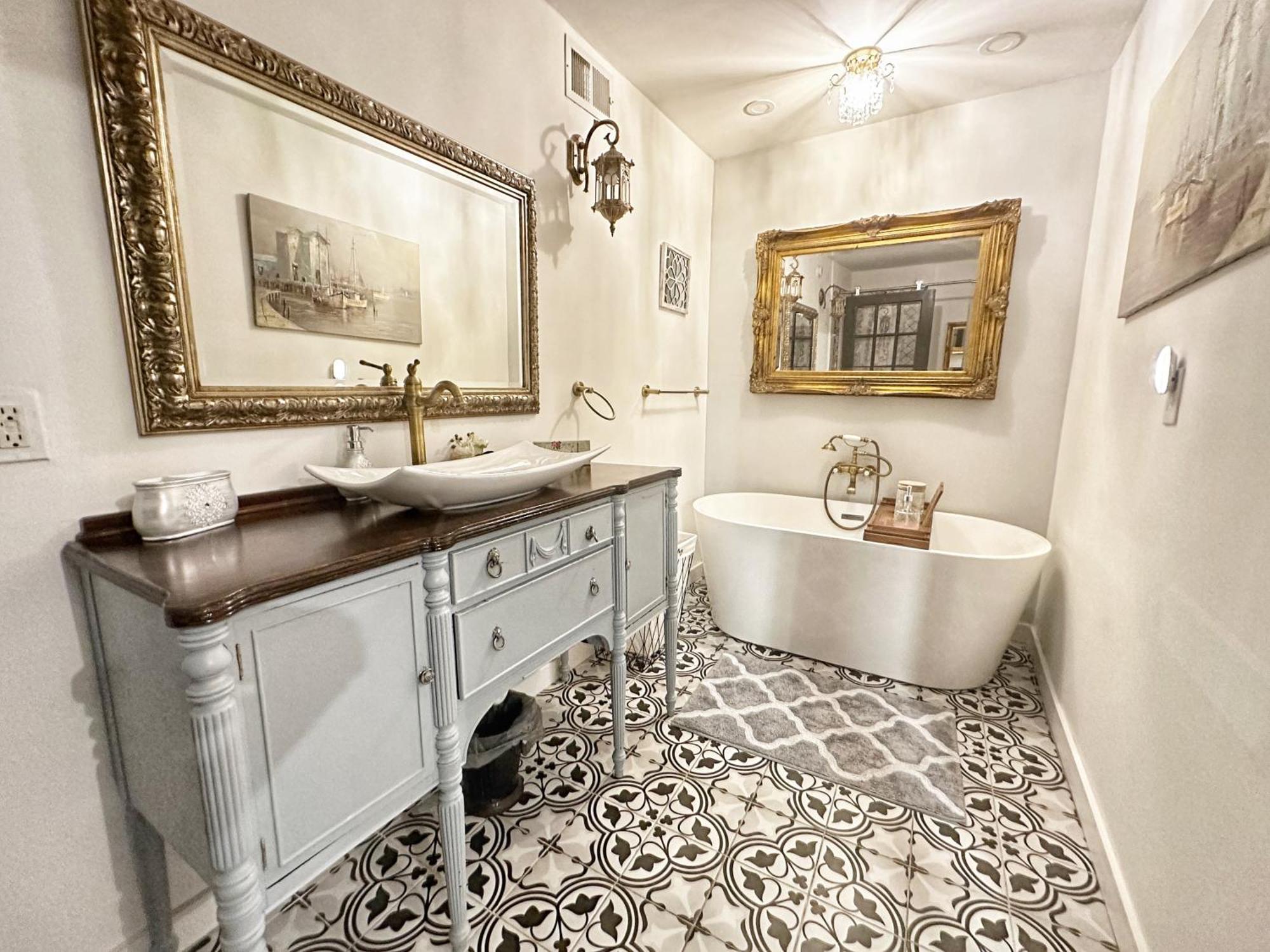 Adorable French Style - 1 Bedroom. Holiday home